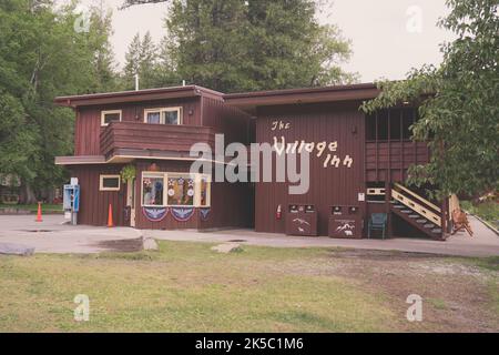 Montana, États-Unis - 3 juillet 2022: Panneau et bureau pour le pavillon du village d'Apgar, avec vacance, dans le parc national des Glaciers Banque D'Images