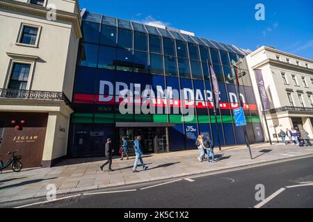 Londres, Royaume-Uni. 7 octobre 2022 . La banque Coutts du Strand célèbre le mois de l'histoire des Noirs avec les mots « Dream, Dare, do » et la contribution des minorités ethniques à l'économie britannique. Credit: amer ghazzal / Alamy Live News. Banque D'Images