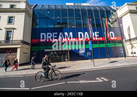 Londres, Royaume-Uni. 7 octobre 2022 . La banque Coutts du Strand célèbre le mois de l'histoire des Noirs avec les mots « Dream, Dare, do » et la contribution des minorités ethniques à l'économie britannique. Credit: amer ghazzal / Alamy Live News. Banque D'Images