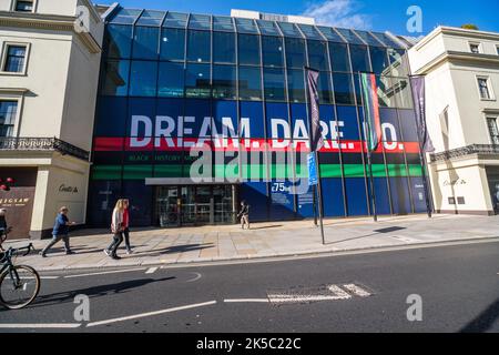 Londres, Royaume-Uni. 7 octobre 2022 . La banque Coutts du Strand célèbre le mois de l'histoire des Noirs avec les mots « Dream, Dare, do » et la contribution des minorités ethniques à l'économie britannique. Credit: amer ghazzal / Alamy Live News. Banque D'Images