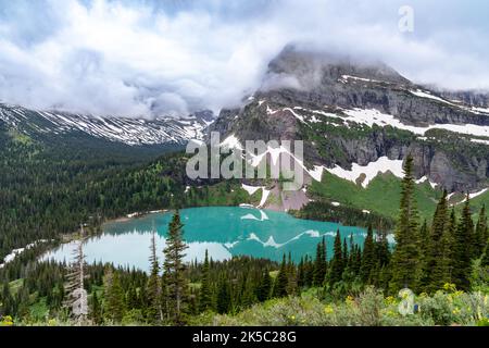 Le lac Grinnell, dans le parc national des Glaciers, par une journée d'été nuageux, avec des nuages spectaculaires Banque D'Images