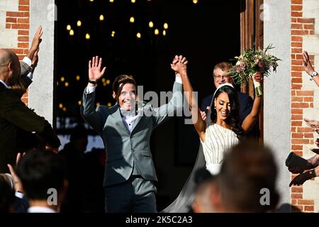 Remco Evenepoel et Oumaima Oumi Rayane, deux jeunes mariés, photographiés après le mariage du cycliste belge Remco Evenepoel et Oumi Rayane, le vendredi 07 octobre 2022 à Dilbeek, en Belgique. BELGA PHOTO JASPER JACOBS Banque D'Images