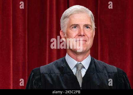 Washington, États-Unis. 07th octobre 2022. Le juge associé Neil Gorsuch est présenté lors de la photographie de groupe officielle à la Cour suprême à Washington, DC, Etats-Unis, le vendredi 7 octobre, 2022. La cour a ouvert son nouveau mandat lundi avec un calendrier déjà plein de grands affrontements, y compris deux cas qui pourraient mettre fin à l'utilisation de la race dans les admissions à l'université. Photo par Eric Lee/UPI crédit: UPI/Alay Live News Banque D'Images