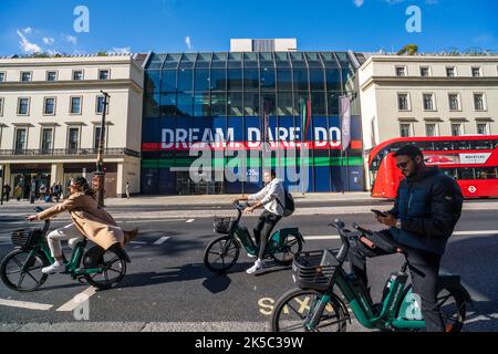 Londres, Royaume-Uni. 7 octobre 2022 . La banque Coutts du Strand célèbre le mois de l'histoire des Noirs avec les mots « Dream, Dare, do » et la contribution des minorités ethniques à l'économie britannique. Credit: amer ghazzal / Alamy Live News. Banque D'Images