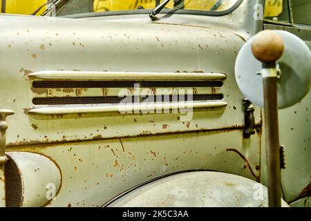 Camion Borgward de 1950s, vue latérale étroite du camion historique avec taches de rouille et peinture écaillée, Hanovre, Allemagne, 24 septembre 2022 Banque D'Images