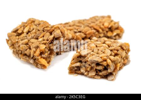 Bonbons ou barre de bonbons fait de graines de tournesol sucrées sur fond blanc. Graines Banque D'Images