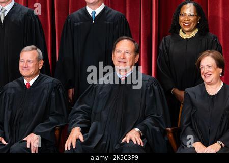 Washington, États-Unis. 07th octobre 2022. Juges de la Cour suprême des États-Unis lors d'une photographie de groupe officielle à la Cour suprême à Washington, DC, États-Unis, le vendredi 7 octobre, 2022. Assis de gauche : le juge en chef John Roberts, le juge associé Samuel Aito Jr. Et le juge associé Elena Kagan. Debout à droite: Le juge associé Ketanji Brown Jackson. Photo par Eric Lee/UPI crédit: UPI/Alay Live News Banque D'Images