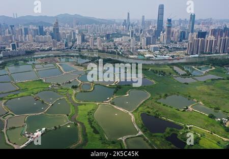 Vue générale du point de contrôle de Lok Ma Chau à la frontière nord-ouest à Hong Kong. Le Plan quinquennal 14th indique un soutien clair au développement de Hong Kong en une plaque tournante internationale de l'innovation et de la technologie (I&T), et inclut la boucle Shenzhen-Hong Kong comme l'une des quatre principales plates-formes de coopération dans la région métropolitaine de Guangdong-Hong Kong-Macao (GBA). Photo de Ma TSO Lung à Lok Ma Chau. 03MAY22. SCMP / TSE de mai Banque D'Images