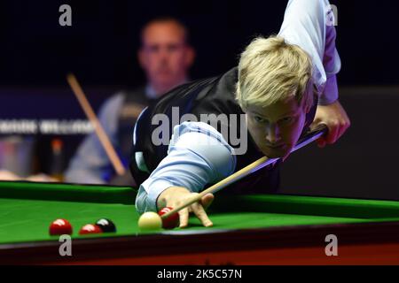 Hong Kong. 7th octobre 2022. Neil Robertson, d'Australie, joue un coup lors du quart de finale contre Mark Williams, du pays de Galles, au tournoi de snooker des maîtres de Hong Kong à Hong Kong, dans le sud de la Chine, sur 7 octobre 2022. Crédit : Lo Ping Fai/Xinhua/Alamy Live News Banque D'Images