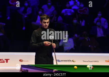 Hong Kong, Chine. 7th octobre 2022. Ronnie O'Sullivan, d'Angleterre, se prépare à jouer un tir lors du quatrième quart de finale contre ng sur Yee of China's Hong Kong au tournoi de snooker des Hong Kong Masters à Hong Kong, dans le sud de la Chine, sur 7 octobre 2022. Crédit : Lo Ping Fai/Xinhua/Alamy Live News Banque D'Images