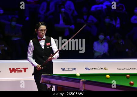 Hong Kong, Chine. 7th octobre 2022. Ng on Yee of China's Hong Kong se prépare à jouer un coup lors du quatrième quart de finale match contre Ronnie O'Sullivan d'Angleterre au tournoi de snooker des maîtres de Hong Kong à Hong Kong, dans le sud de la Chine, sur 7 octobre 2022. Crédit : Lo Ping Fai/Xinhua/Alamy Live News Banque D'Images