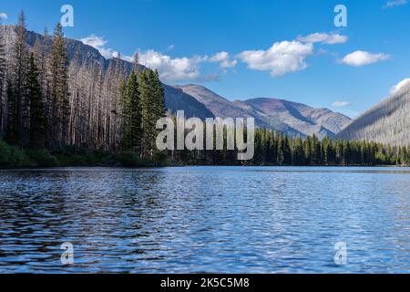 Beau lac Cameron dans le parc national des Lacs-Waterton Canada Banque D'Images