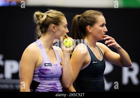 Alicia Barnett de Grande-Bretagne et Olivia Nicholls de Grande-Bretagne en action pendant le quart de finale double du tournoi de tennis Agel Open WTA 500 2022 sur 6 octobre 2022 à Ostrava, République Tchèque - photo : Rob Prange/DPPI/LiveMedia Banque D'Images