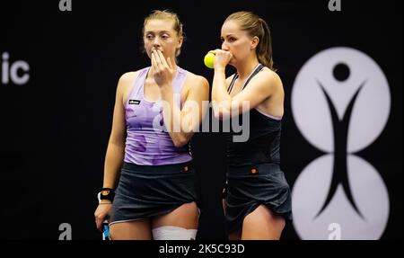 Alicia Barnett de Grande-Bretagne et Olivia Nicholls de Grande-Bretagne en action pendant le quart de finale double du tournoi de tennis Agel Open WTA 500 2022 sur 6 octobre 2022 à Ostrava, République Tchèque - photo : Rob Prange/DPPI/LiveMedia Banque D'Images