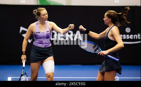 Alicia Barnett de Grande-Bretagne et Olivia Nicholls de Grande-Bretagne en action pendant le quart de finale double du tournoi de tennis Agel Open WTA 500 2022 sur 6 octobre 2022 à Ostrava, République Tchèque - photo : Rob Prange/DPPI/LiveMedia Banque D'Images
