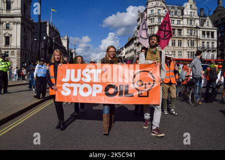 Londres, Angleterre, Royaume-Uni. 7th octobre 2022. Les activistes Just Stop Oil traversent Whitehall, tandis que le groupe d'action pour le climat poursuit ses manifestations quotidiennes à Westminster en demandant au gouvernement britannique de cesser d'émettre de nouvelles licences de pétrole et de gaz. (Image de crédit : © Vuk Valcic/ZUMA Press Wire) Banque D'Images