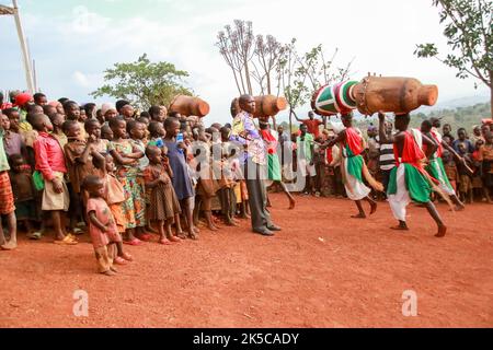 Au sanctuaire du tambour de Gishora dans le parc national de Kibera, Gitega, Burundi Banque D'Images