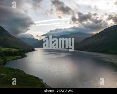 Le soleil illumine les arbres sur la rive de Wastwater dans le quartier des lacs Banque D'Images