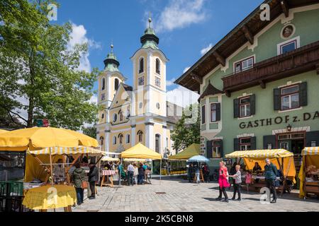 Vue du marché hebdomadaire sur la place principale jusqu'à l'église paroissiale Maria Himmelfahrt, St. Johann in Tirol, district de Kitzbühel, Tirol, Autriche Banque D'Images