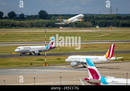 Aéroport de Düsseldorf, avions des compagnies aériennes Eurowings, Condor et Germanwings, Rhénanie-du-Nord-Westphalie, Allemagne Banque D'Images