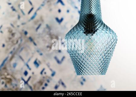 Lampe bleue sur le fond d'un motif géométrique arabe sur le mur Banque D'Images
