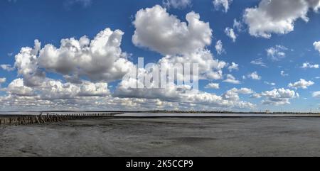 Nuages au-dessus du lac de sel près d'Odessa, Ukraine Banque D'Images