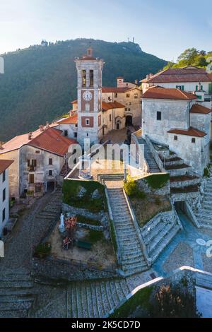 Vue aérienne de Santa Maria del Monte et des chapelles de la voie sacrée pendant un coucher de soleil d'été. Sacro Monte di Varese, Varese, Lombardie, Italie. Banque D'Images