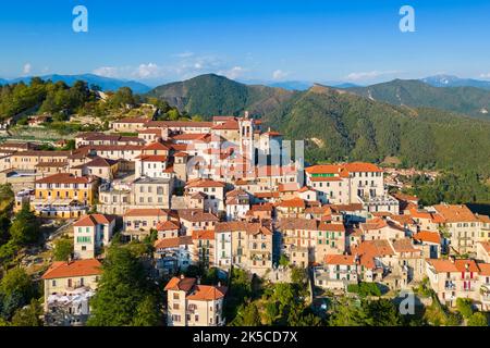 Vue aérienne de Santa Maria del Monte et des chapelles de la voie sacrée pendant un coucher de soleil d'été. Sacro Monte di Varese, Varese, Lombardie, Italie. Banque D'Images