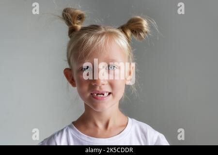 portrait d'une petite fille dont les dents de lait sont tombées Banque D'Images