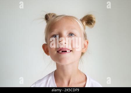une petite fille qui n'a pas de dents rires. gros plan portrait. Banque D'Images