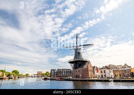 Moulin de Adriaan sur la rivière Spaarne à Haarlem, pays-Bas, Europe Banque D'Images