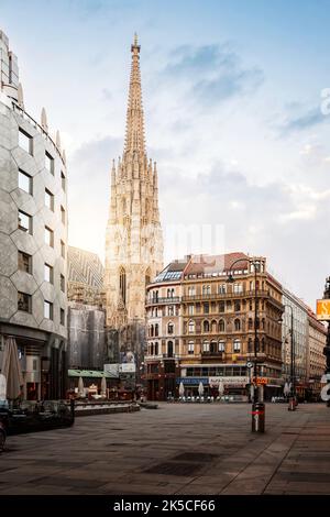 La cathédrale Saint-Étienne, sur la Stephansplatz de Vienne, est une vue populaire de la ville Banque D'Images