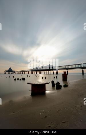 Vue sur la jetée d'Heringsdorf, oblique, au coucher du soleil Banque D'Images