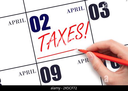 2nd jour d'avril. Dessiner à la main la ligne rouge et écrire le texte taxes sur la date calendrier 2 avril. Rappeler la date de paiement des taxes. Concept de jour d'imposition. Mont de printemps Banque D'Images