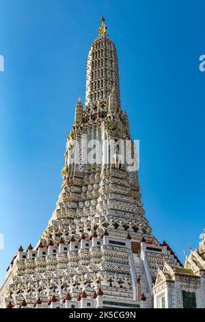 La tour centrale du temple, Phra Prang, Wat Arun, Temple de l'Aube, Bangkok, Thaïlande Banque D'Images