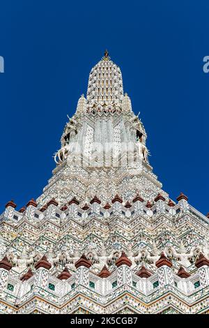 Grande tour de temple avec décorations, Phra Prang, Wat Arun, Temple de l'Aube, Bangkok, Thaïlande Banque D'Images