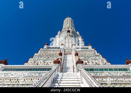 La tour centrale du temple, Phra Prang, Wat Arun, Temple de l'Aube, Bangkok, Thaïlande Banque D'Images