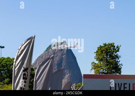 Avions arrivant à l'aéroport Santos Dumont de Rio de Janeiro, Brésil - 14 octobre 2022: Avions survolant le site de Flamengo, en direction de Sant Banque D'Images