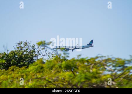 Avions arrivant à l'aéroport Santos Dumont de Rio de Janeiro, Brésil - 14 octobre 2022: Avions survolant le site de Flamengo, en direction de Sant Banque D'Images