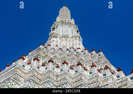 Grande tour de temple avec décorations, Phra Prang, Wat Arun, Temple de l'Aube, Bangkok, Thaïlande Banque D'Images