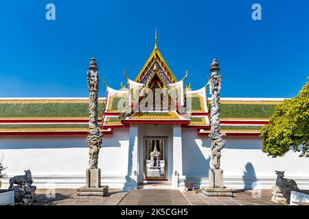 Portail d'entrée, galerie avec bouddhas assis, Wat Arun, Temple de l'Aube, Bangkok, Thaïlande, Asie Banque D'Images