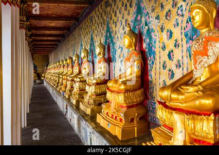 Galerie avec bouddhas assis, Wat Arun, Temple de l'Aube, Bangkok, Thaïlande, Asie Banque D'Images