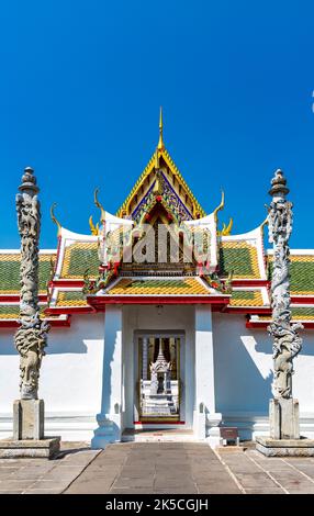 Portail d'entrée, galerie avec bouddhas assis, Wat Arun, Temple de l'Aube, Bangkok, Thaïlande, Asie Banque D'Images