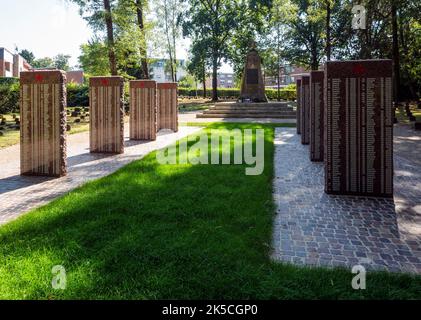 Allemagne, Bocholt, Basse-Rhénanie, Westphalie, pays de l'Ouest, Westphalie, Rhénanie-du-Nord-Westphalie, NRW, cimetière russe, tombes de guerre, Tombes pour prisonniers de guerre soviétiques, cimetière militaire, monument, mémorial, obélisque, stèle avec des noms de victimes de guerre Banque D'Images