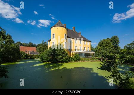 Allemagne, Bocholt, Basse-Rhin, Westmuensterland, Muensterland, Westphalie, Rhénanie-du-Nord-Westphalie, NRW, Bocholt-Barlo, Château de Diepenbrock, manoir, ancien siège de chevalier, baroque, château amarré, fossé, tombes Banque D'Images