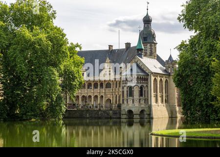 Allemagne, Rosendahl, Baumberge, Westmuensterland, Muensterland, Westphalie, Rhénanie-du-Nord-Westphalie, Rosendahl-Darfeld, château de Darfeld, ancien siège de chevalier, château amarré, fossé, tombes, cour d'arcade et chapelle du château Banque D'Images