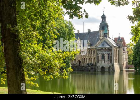 Allemagne, Rosendahl, Baumberge, Westmuensterland, Muensterland, Westphalie, Rhénanie-du-Nord-Westphalie, Rosendahl-Darfeld, château de Darfeld, ancien siège de chevalier, château amarré, fossé, tombes, cour d'arcade et chapelle du château Banque D'Images