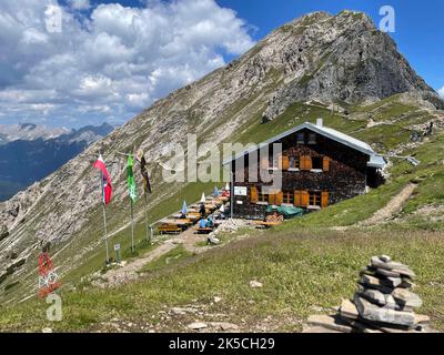 Nördlinger Hütte, derrière elle le Reither Spitze, Seefelder Höhenweg, Seefelder Spitze, chemin, sentier, randonnée, nature, montagnes, ciel bleu, activité, Karwendelgebirge, Wettersteinbirge, Leutasch, Mösern, Reith, Scharnitz, Tirols Hochplateau, Seefeld, Tirol, Autriche Banque D'Images