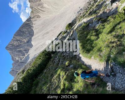 Garçon sur le sentier de randonnée, vue sur Seefelder Höhenweg à Reither Spitze, Reither Kar, chemin, sentier, randonnée, Nature, montagnes, ciel bleu, activité, montagnes Karwendel, Wetterstein, Leutasch, Mösern, Reith, Scharnitz, Tirols Hochplateau, Seefeld, Tirol, Autriche Banque D'Images