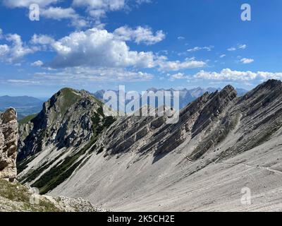 Vue de Reither Joch sur Seefelder Höhenweg à Seefelder Spitze, Reither Kar, chemin, sentier, randonnée, Nature, montagnes, ciel bleu, activité, Karwendelgebirge, Wettersteingebirge, Leutasch, Mösern, Reith, Scharnitz, Tirols Hochplateau, Seefeld, Tirol, Autriche Banque D'Images